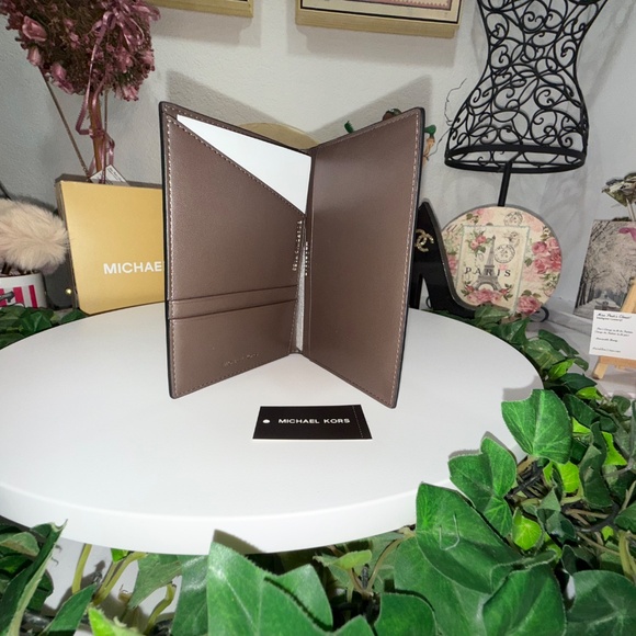 MICHAEL KORS MONOGRAM WALLET! - Picture 15 of 16